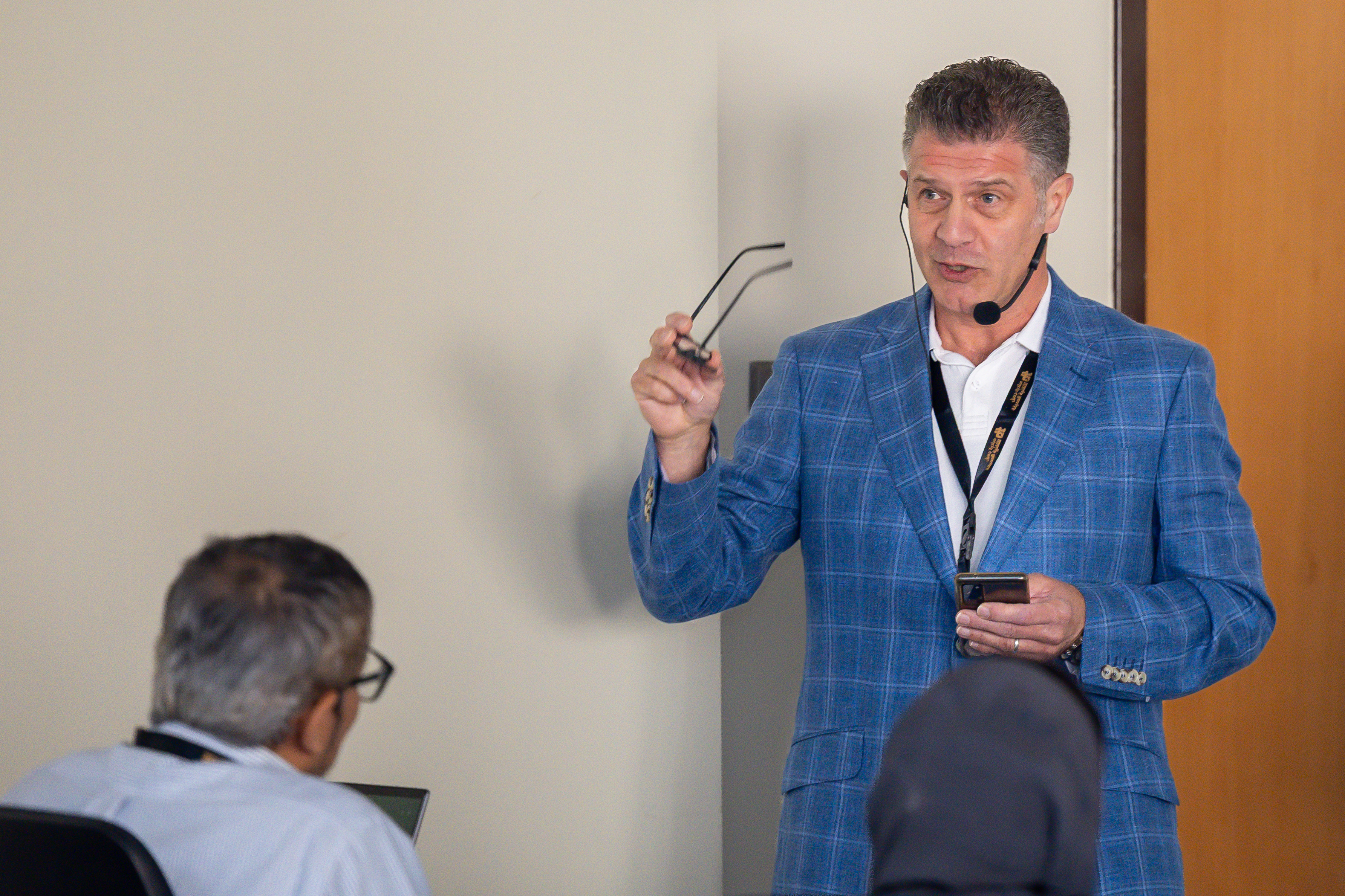 Who benefits from the entrepreneurship license service?